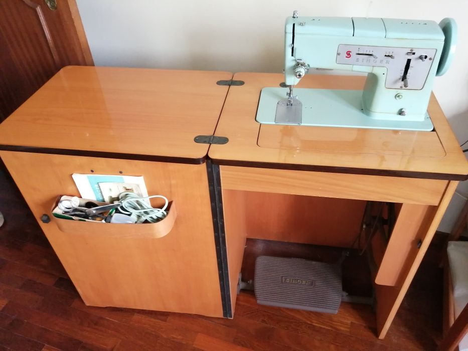 Máquina de costurar de pedal de marca SINGER, com móvel. IMPECÁVEL.