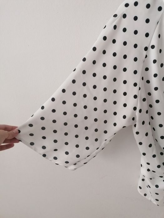 Biała koszula bluzka w czarne grochy wiązana na dole rękaw 3/4 L