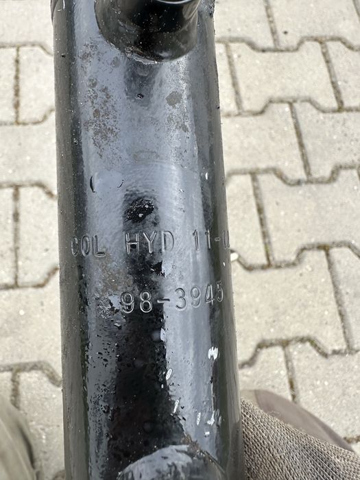 Siłownik skrętu układu kierowniczego wspomagania ciagniczek traktorek