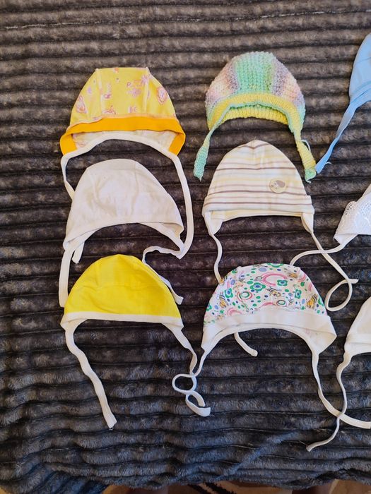 Шапочки , царапкі, кофточкі.