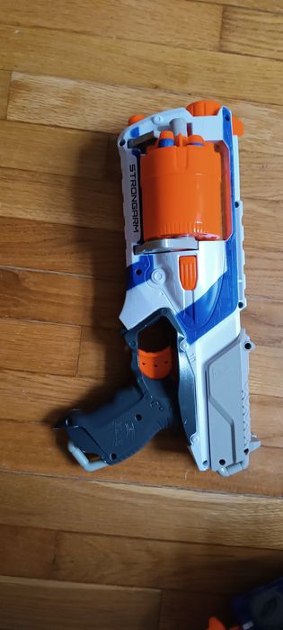 Nerf.   Firesreak Elite,  strongarm elite
