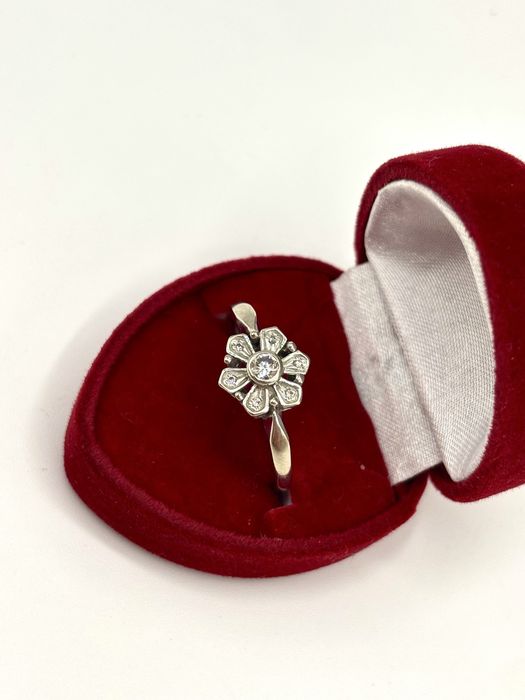 Złoty pierścionek z brylantami w formie kwiatu