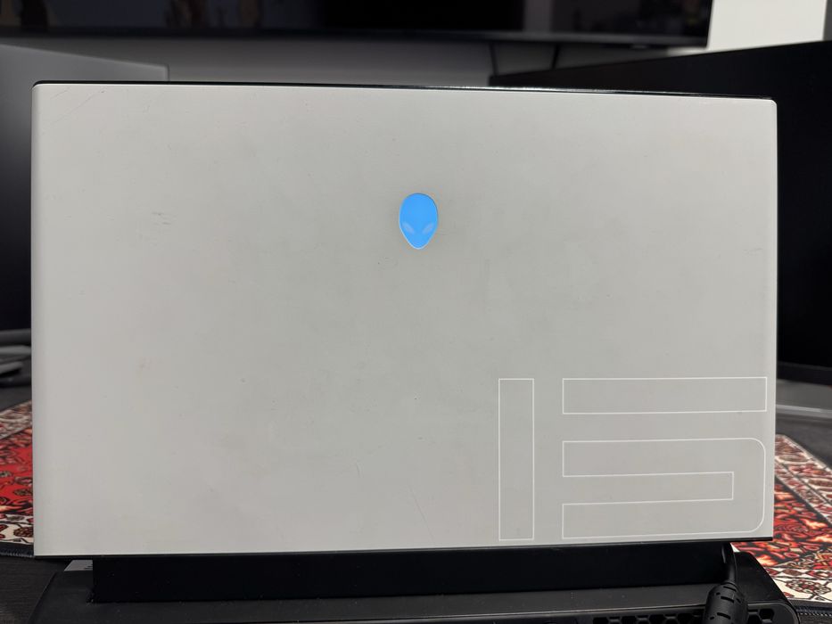 Dell Alienware m15 R3 (2020) / i7-10750H / RTX 2060 / 16 GB / 144 Hz