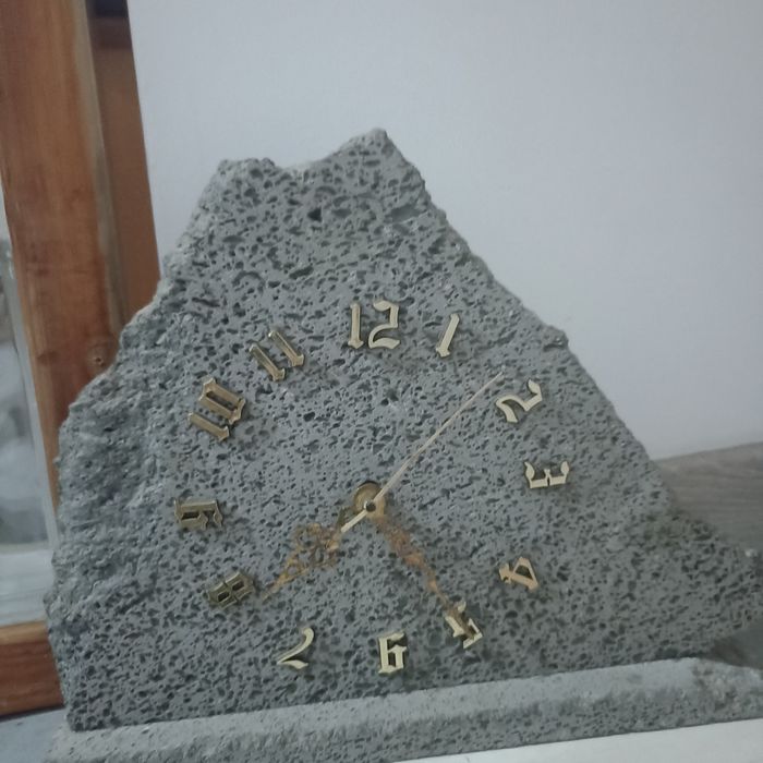 Relógio de mesa , rocha vulcânica, Açores.