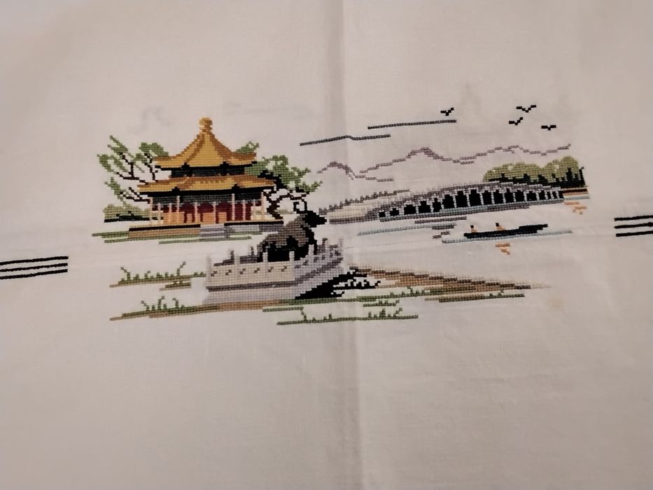 Cкатерти -белая (лен рр150×170, 150×210 с вышивками), чисто белая (лен