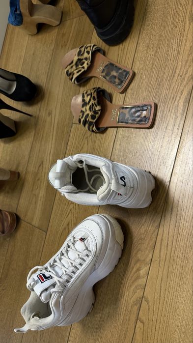 buty    botki    sandały    klapki    szpilki    sandały