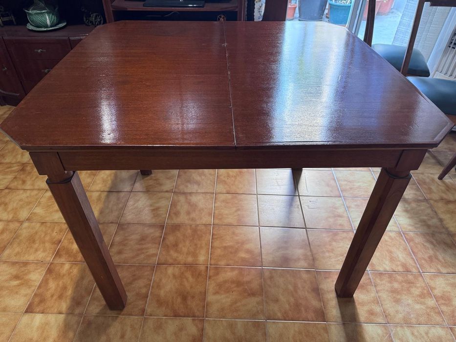 Mesa de sala sem cadeiras