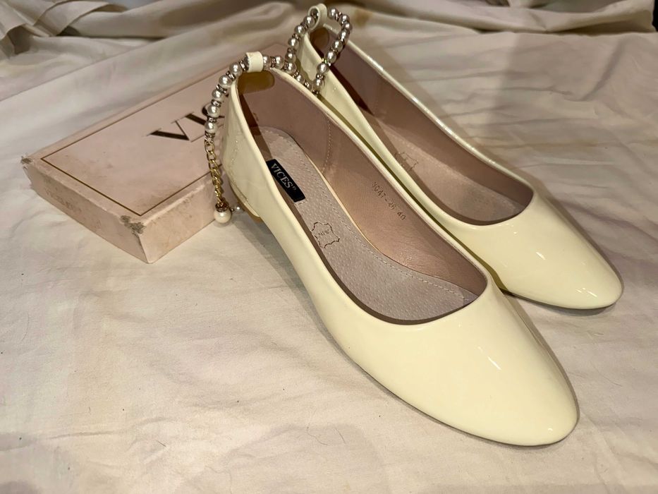 Baleriny damskie VICES rozmiar 40 – eleganckie, kremowe, w pudełku