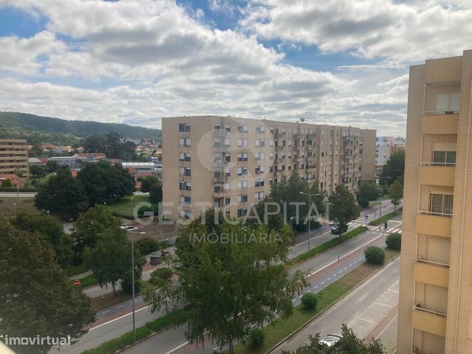 Apartamento T3 com Suite, 2 Varandas e Garagem para 2 Carros  em linha