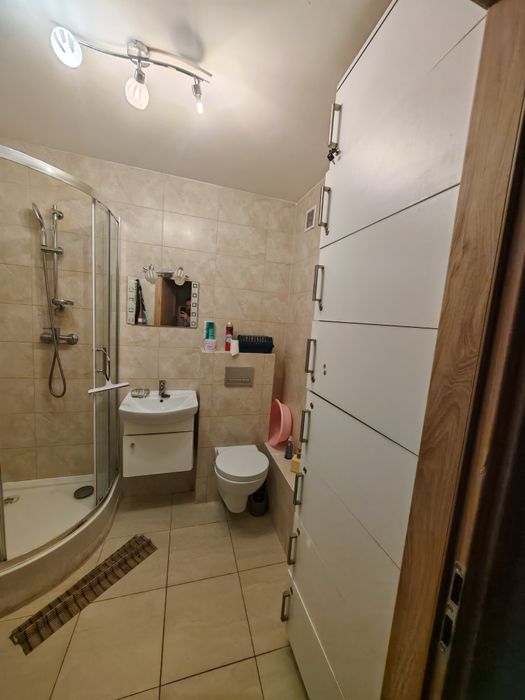 wynajme pokój w 4 pokojowym mieszkaniu
