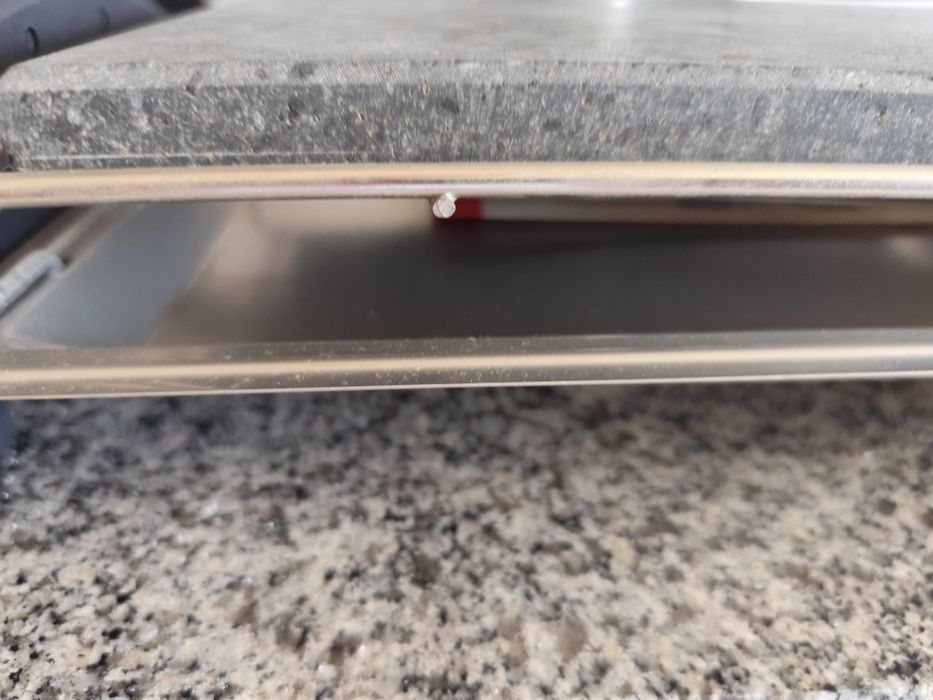 Grelhador elétrico com placa de pedra