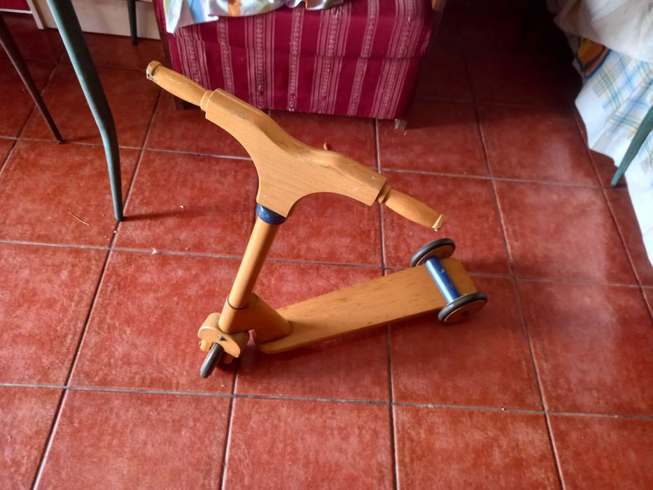 Trotinete Antiga em Madeira