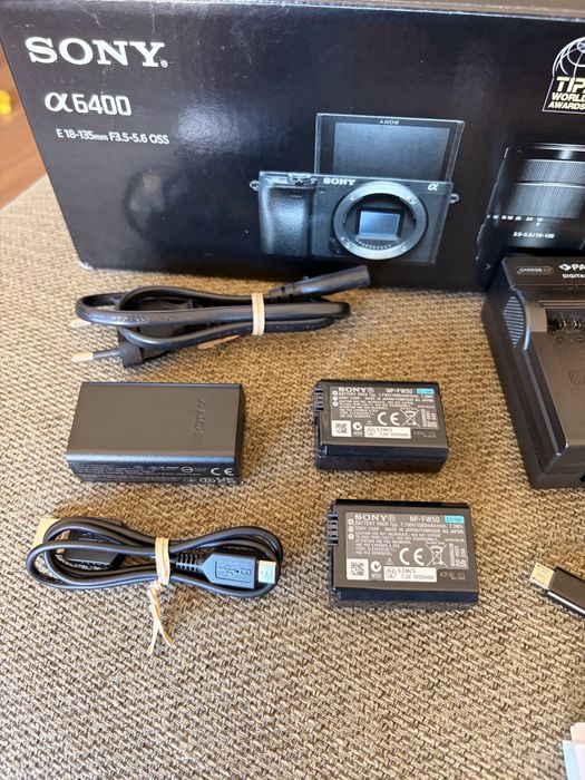 Sony A6400 (corpo) com caixa, 3 baterias e carregador