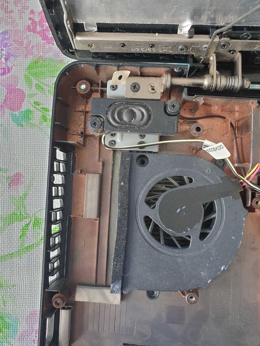 Toshiba L500D carcaça toshiba inferior, restantes peças sob consulta