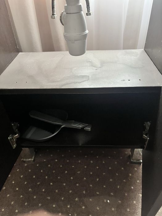 Szafka z umywalka bateria  i lustrem 60m