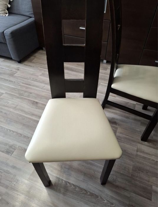 Stól oraz zestaw krzeseł