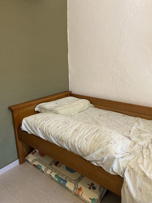 Cama de Solteiro em Pinho Mel + Colchão (8 meses de uso)
