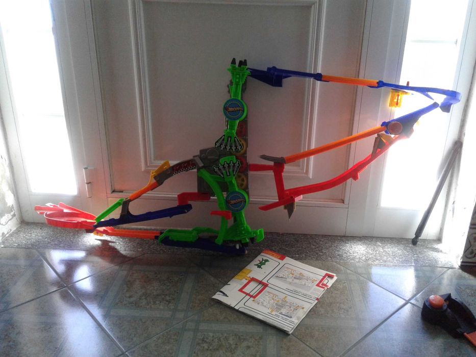 Pista FANTÁSTICA de afixação de parede da Hot Wheels Wall, como NOVA!