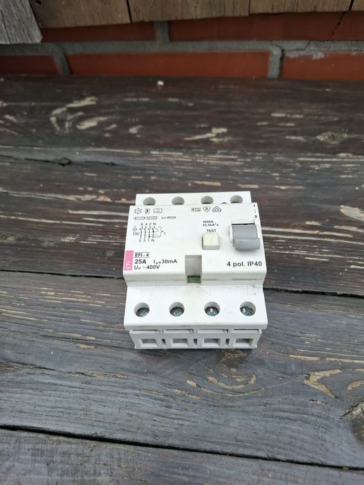 Wyłącznik różnicowo pradowy  Roznicówka