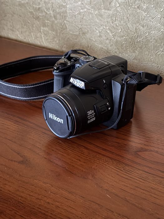 Цифровий фотоапарат Nikon Coolpix P500 з 36-кратним зумом.
