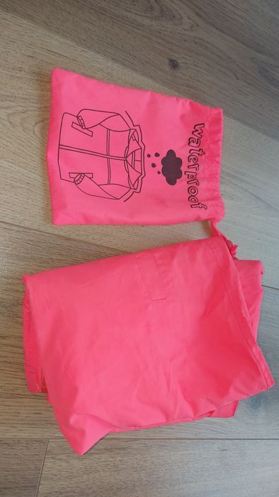 Kurtka przeciwdeszczowa rozmiar 146