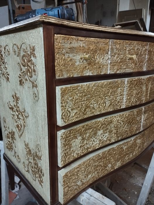 Cómoda decorada a folha de ouro