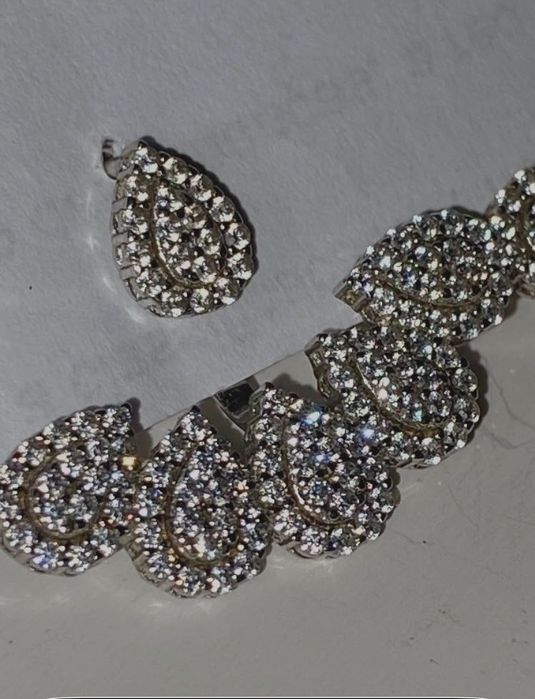 Maravilhoso brinco em prata cravejado de zirconia