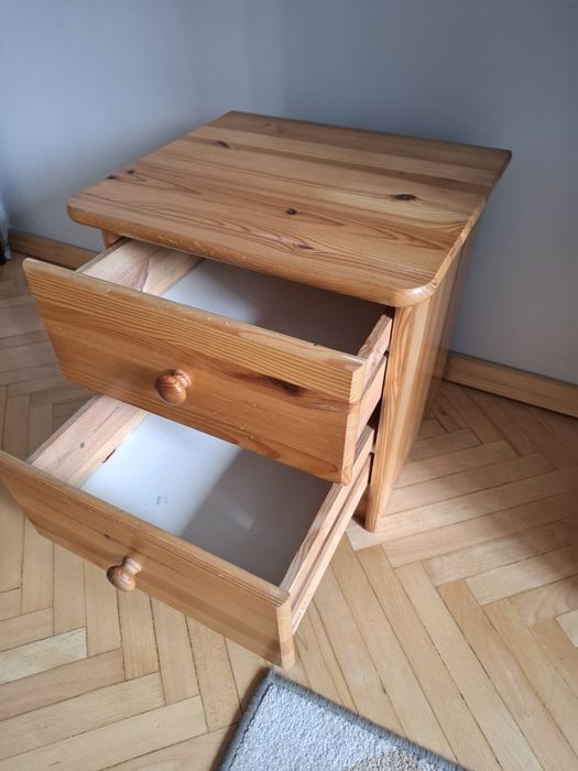 Drewniana szafka nocna