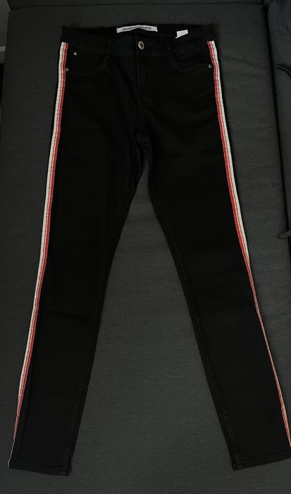 Zara rozm 40 spodnie jeansowe w bardzo dobrym stanie