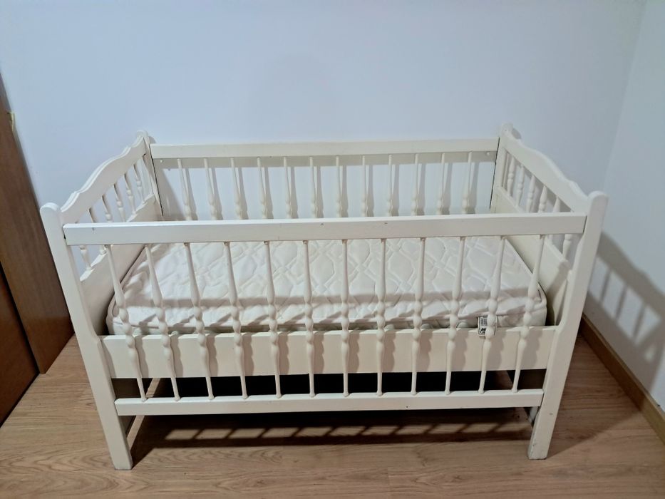 Berço de bebé com colchão semi novo