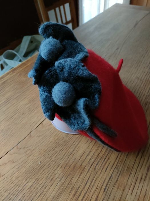 Nowy czerwony beret z kwiatami.
