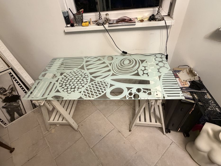 Szklane biurko IKEA