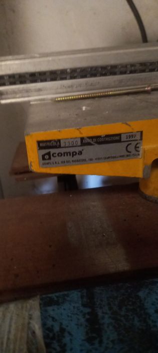 Serra circular de corte com mesa e esquadria