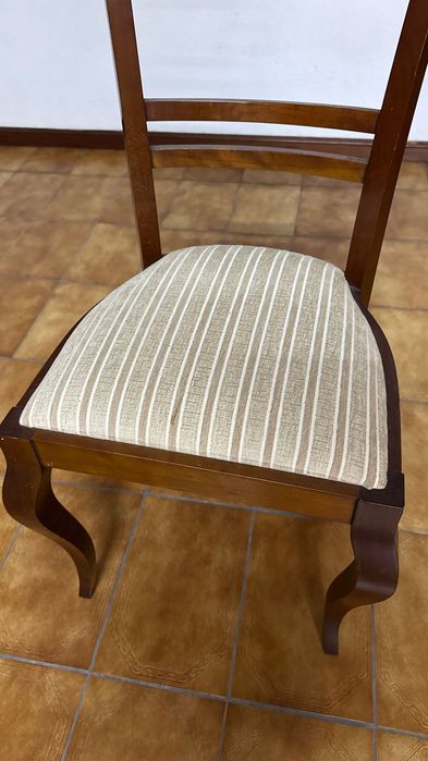 Mesa de jantar com 4 cadeiras