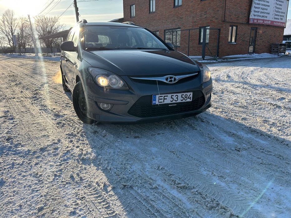 У Hyundai i30 2011

Автомобіль у хорошому технічному стані.
Ходова частина перебрана, їде рівно, без сторонніх звуків.
Рідний пробіг — 300 тис. км.

По кузову є незначна вм’ятина з правої сторони, на їзду не впливає.
Авто знаходиться на фонді.
Продаж від військового