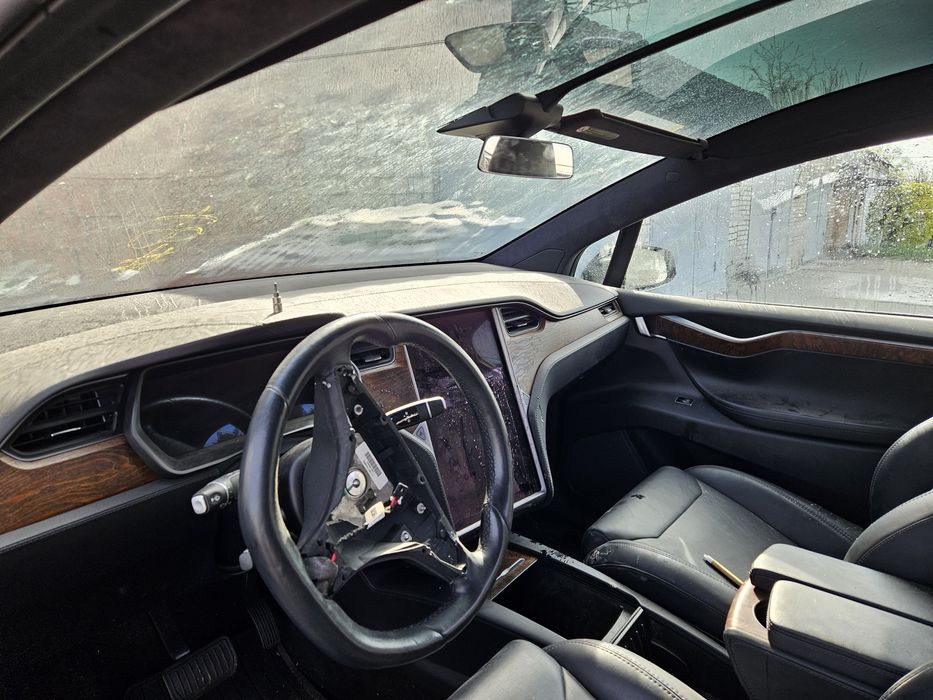Tesla model X салон, карти, подушки безпеки.