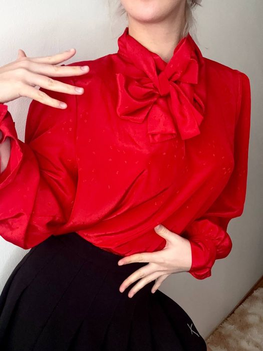 Czerwona elegancka bluzka z kokardą