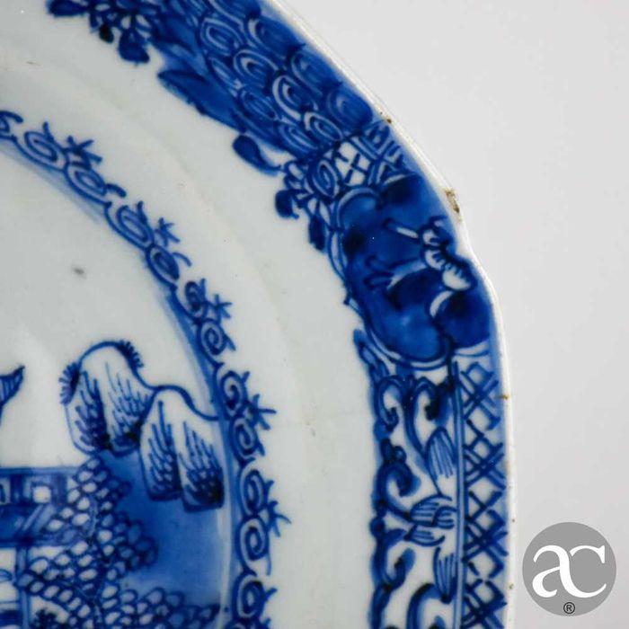 Prato oitavado porcelana China, dec. pagodes, Qianlong, séc. XVIII