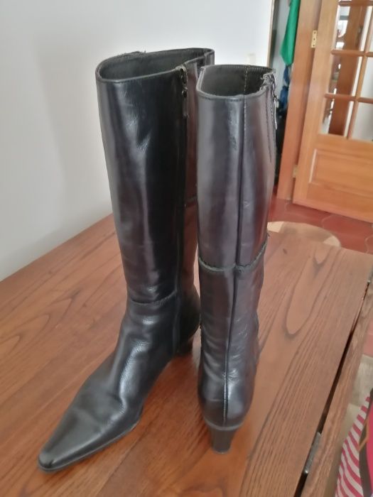 Vendo botas em pele preta, de cano alto, elegantes e sempre na moda