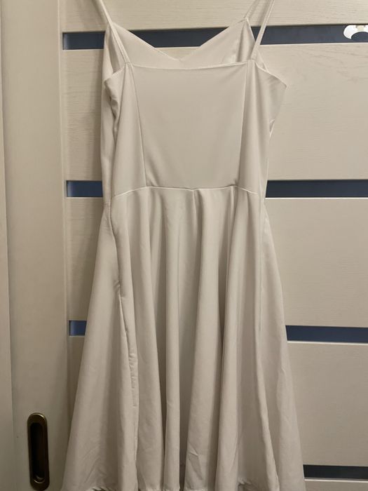 Жіноча сукня біла