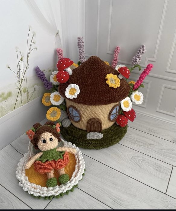 Казковий будиночок з лялечкою звʼязаний  гачком