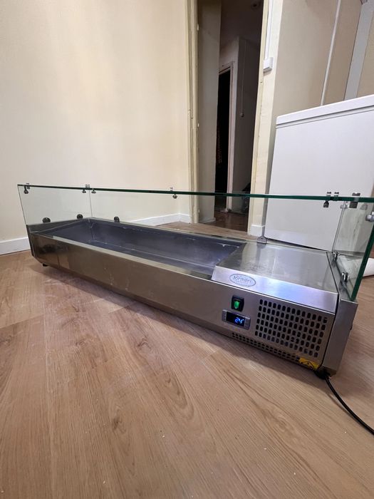 Restaurante PORTO - frigorifico aberto SALADETE BALCAO em Bom estado