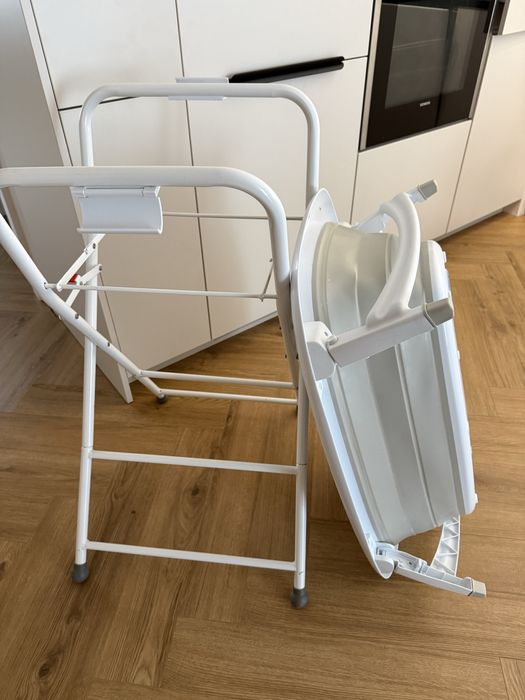 Skladana wanienka dziecięca Primabobo ze stojakiem.