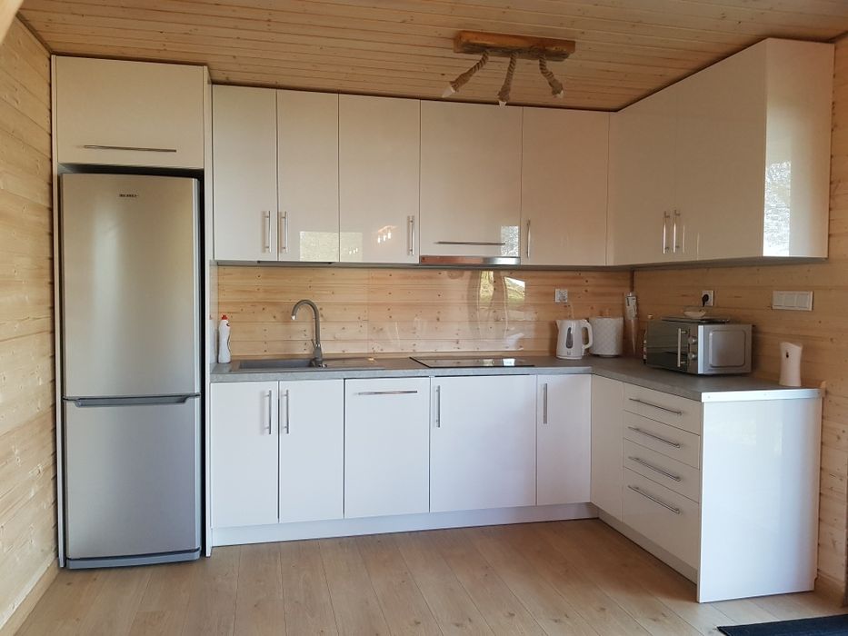 Domek letniskowy na Mazurach nad jeziorem Orzysz z linia brzegową.