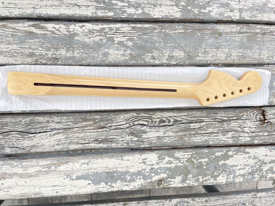 Gryf gitary typu stratocaster Big Head