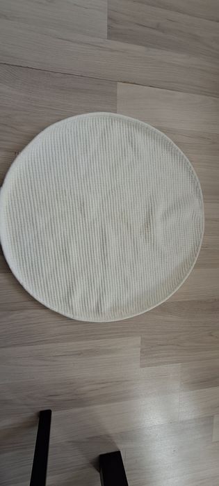 Biały dywanik łazienkowy okrągły