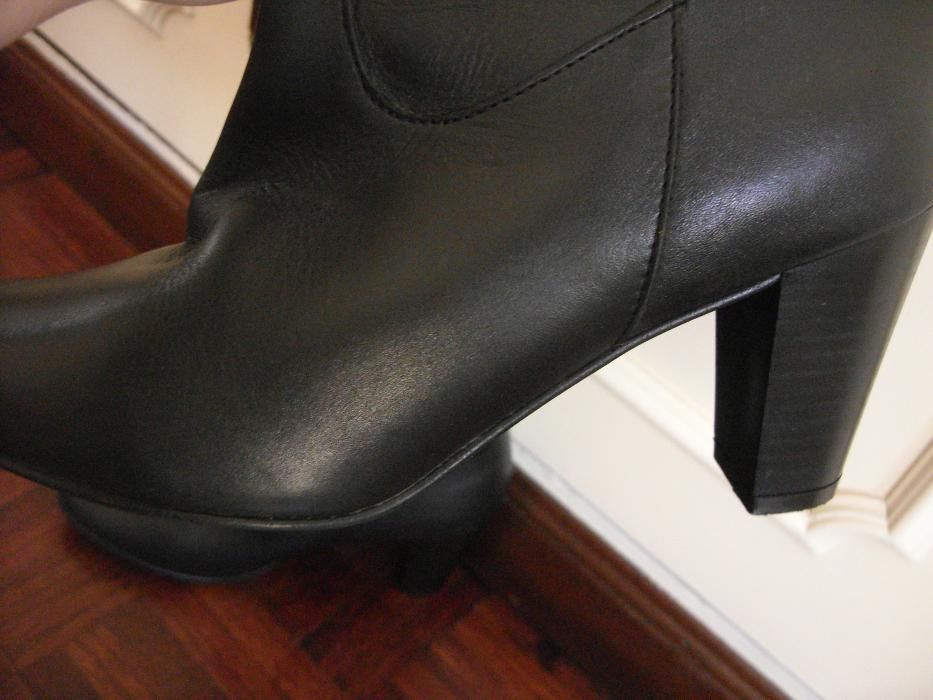 Botas 37 Cano Alto em Pele Genuína - Como Novas