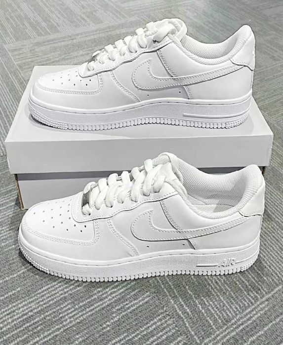 Białe buty Air Force One mają 45 rozmiarów