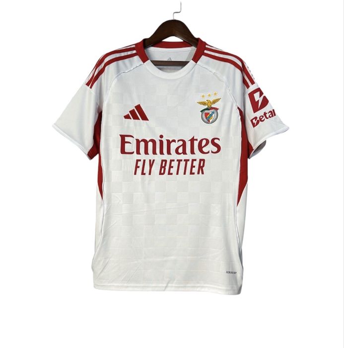 Camisolas do Benfica e Braga