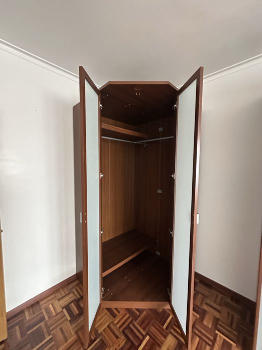 Armario Roupeiro de canto em madeira